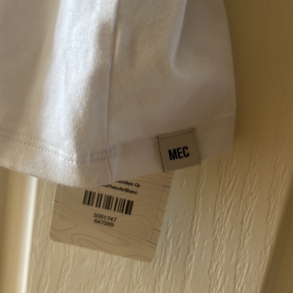 MEC windbreaker/ shell & t-shirt combo - Picture 17 of 17